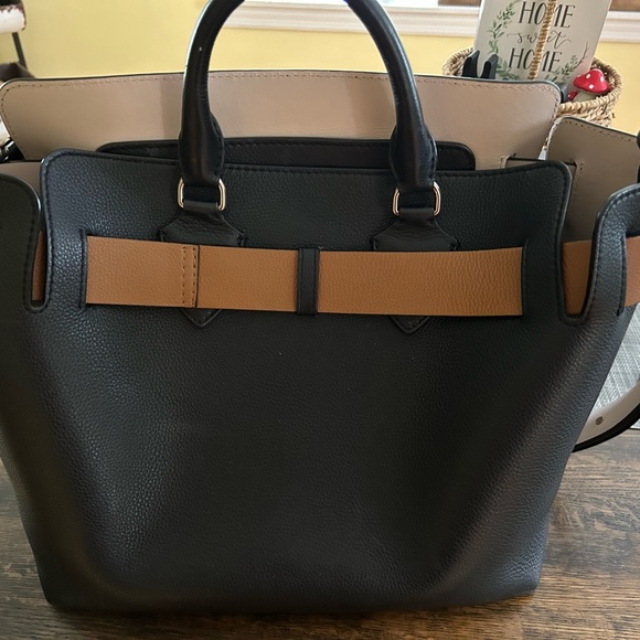 Gorgeous Burberry Belt Buckle Tote - Picture 6 of 11